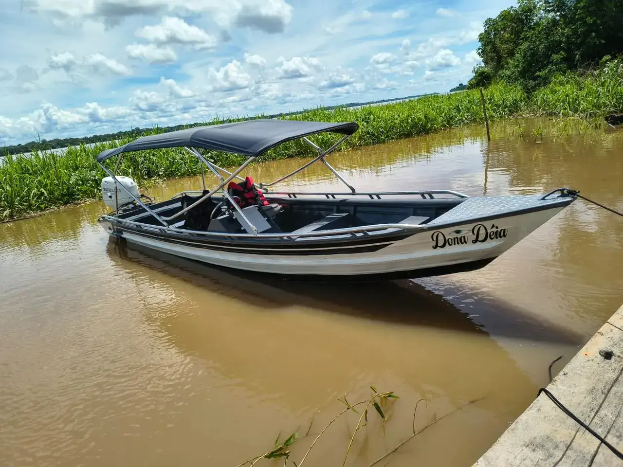 Canoa Dona Deia com capota náutica preta instalada pela Fortuna Náutica