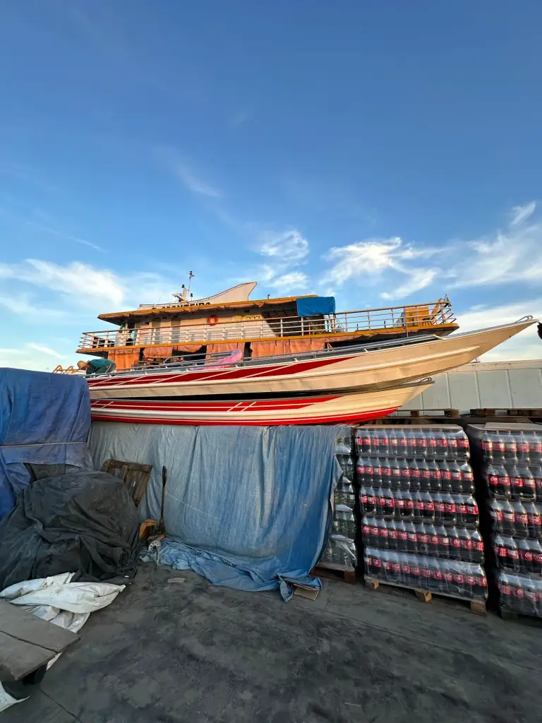 Canoas empilhadas em embarcação regional para entrega
