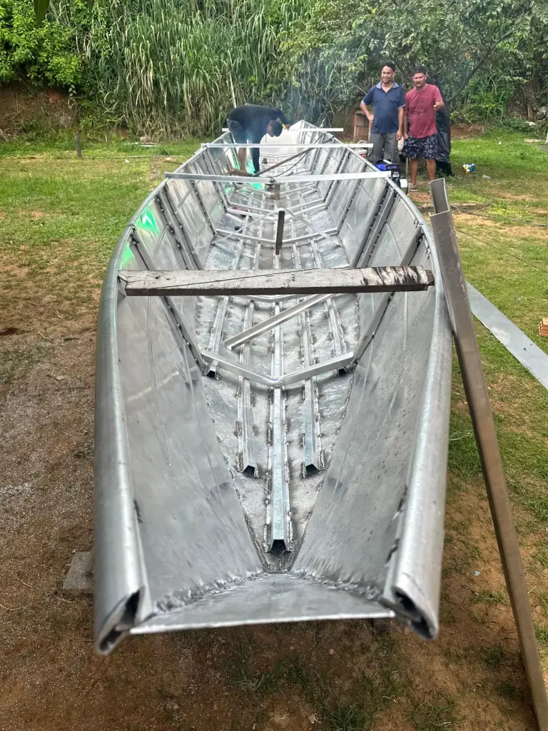 Canoa longa em alumínio em fabricação