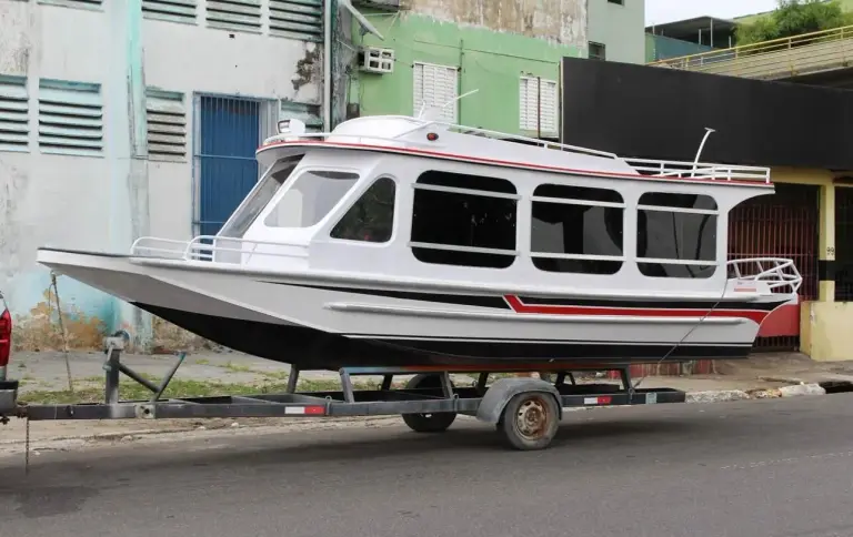 Lancha cabinada branca fabricada pela Fortuna Náutica